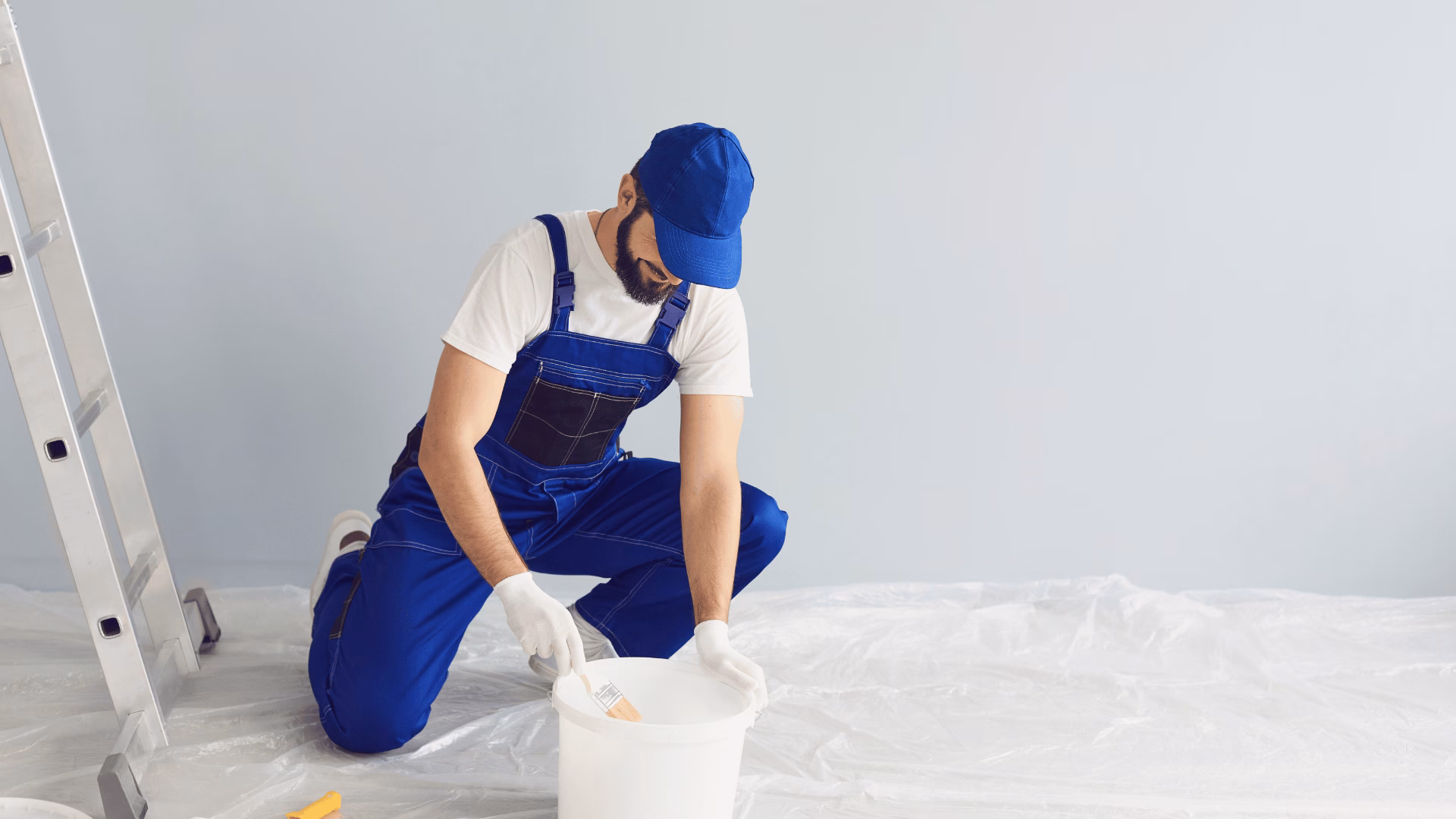 preparación de pared con humedad antes de aplicar pintura antimoho
